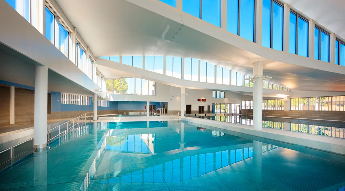 Le bassin intérieur du Centre aquatique des Bertisettes, sous ses grandes verrières