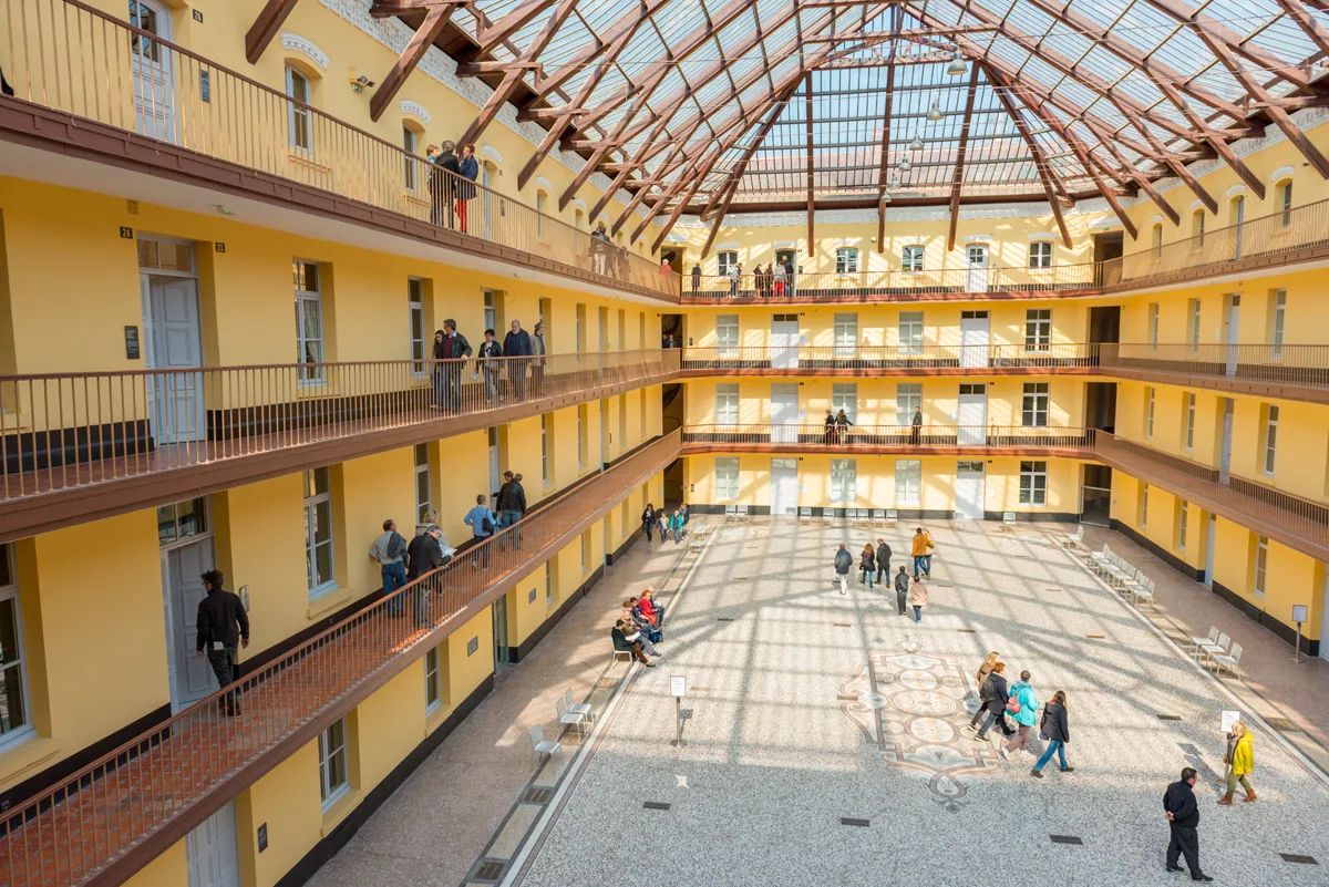 La cour du pavillon central du Familistère de Guise, ses galeries jaunes et sa verrière