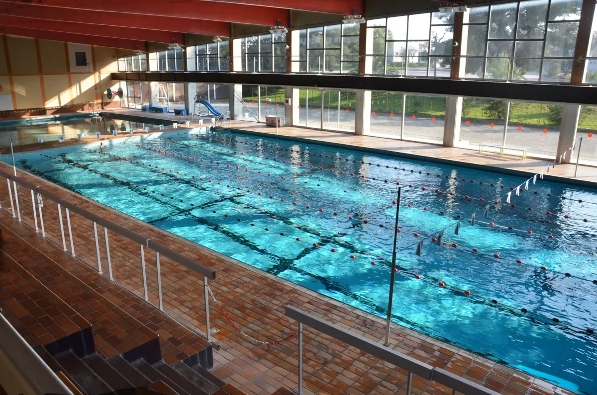 Le bassin de la piscine municipale Jean-Boiteux à La Ciotat, éclairé par les grandes baies vitrées